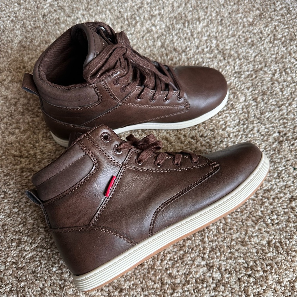 Boy’s Levi’s Brown High-Top Casual Sneakers Size 4